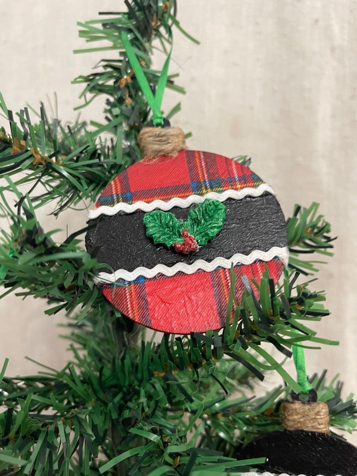 Circular Multi-Themed Christmas Ornament-Blk (Set of 4)