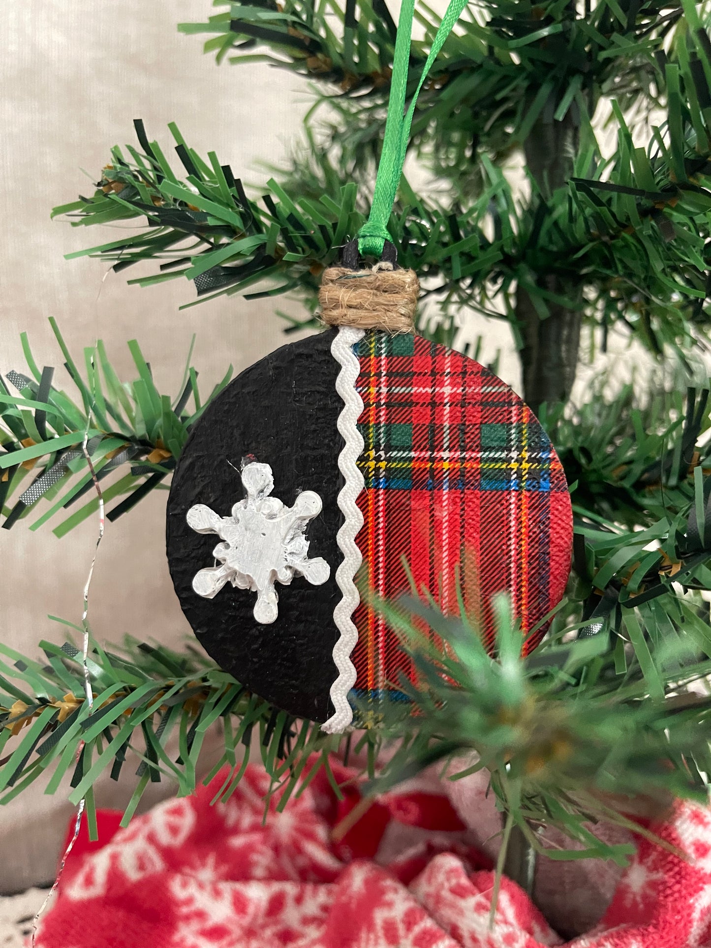 Circular Multi-Themed Christmas Ornament-Blk (Set of 4)