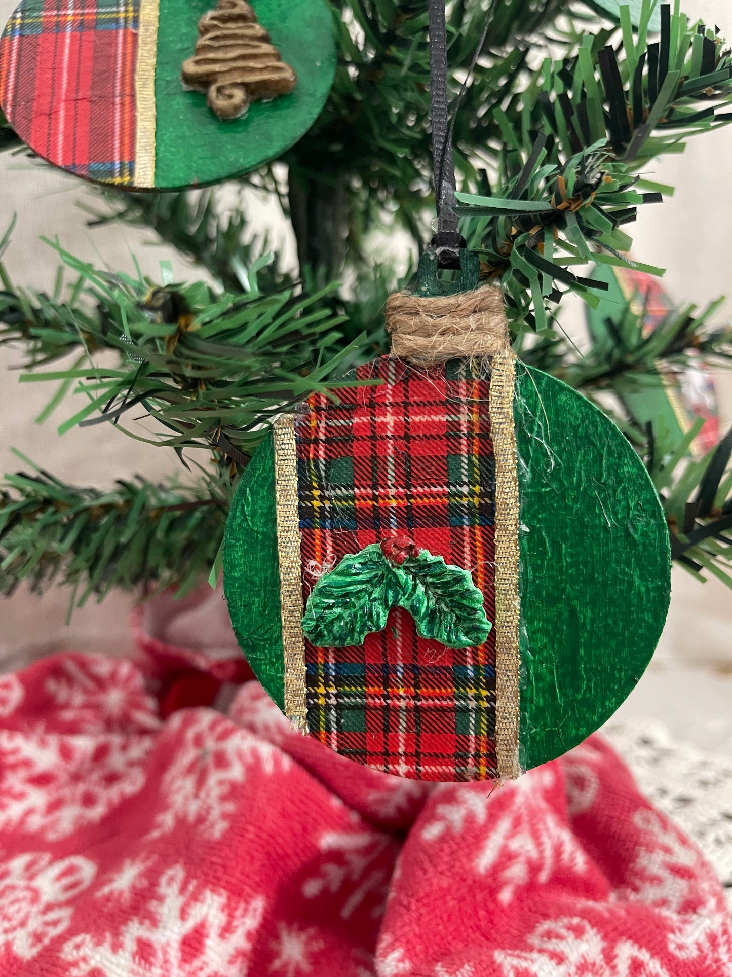 Circular Multi-Themed Christmas Ornaments-Grn (Set of 4)