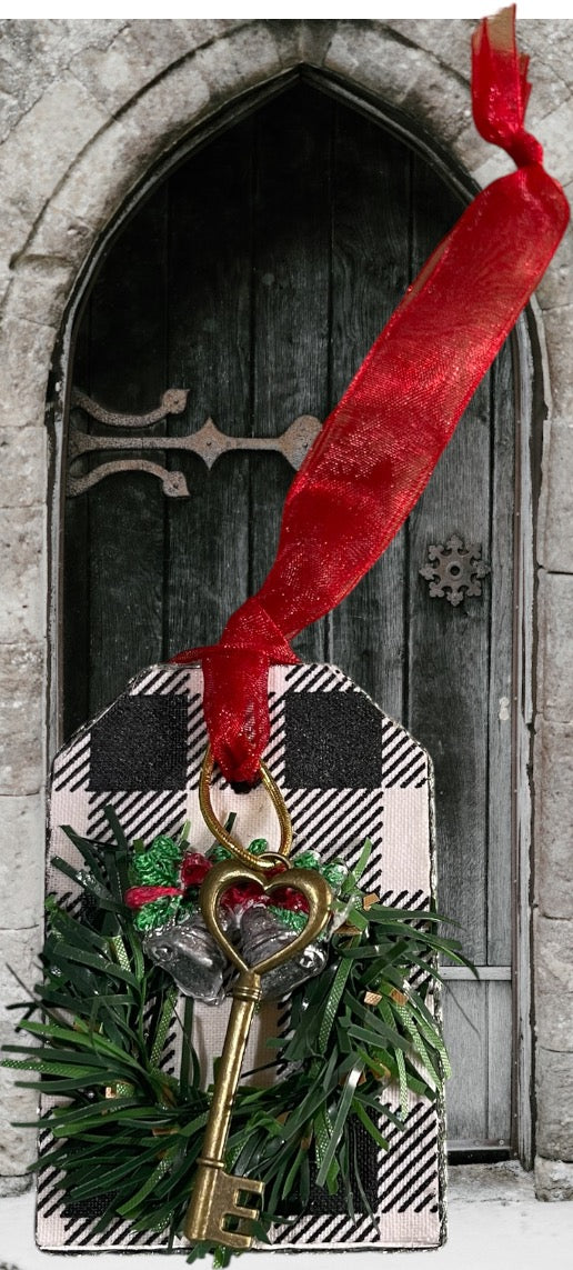 Checkered Wreath Santa Key